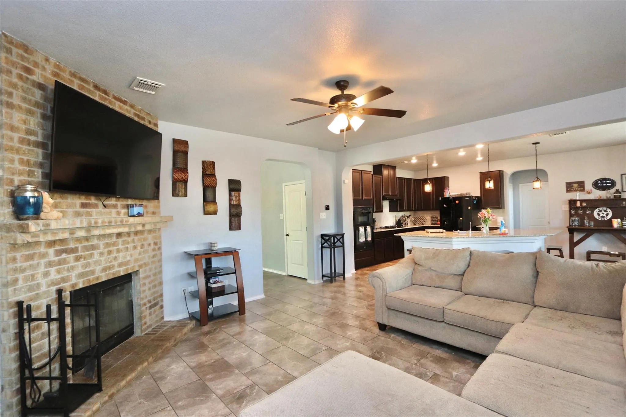 Photo 3 of 1712 UHLAND DR
