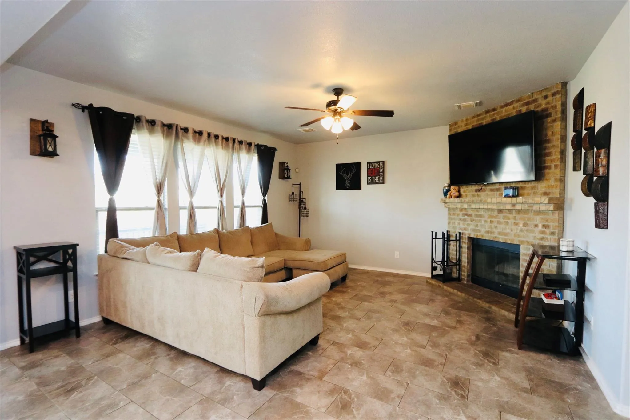 Photo 5 of 1712 UHLAND DR