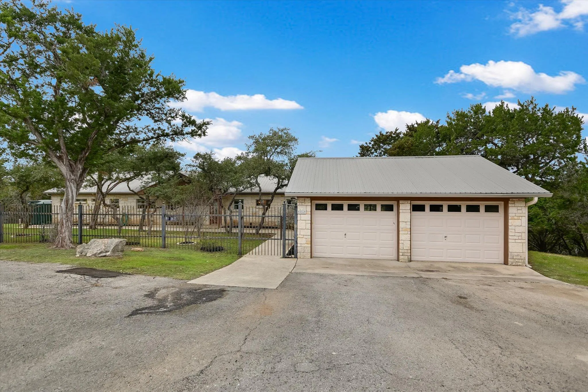 Photo 4 of 816 BUTTERCUP LN