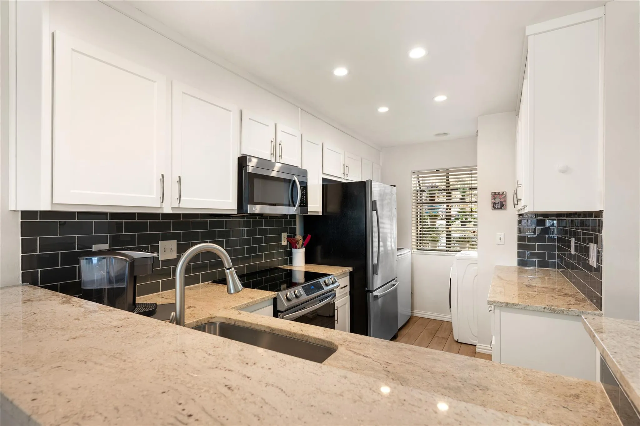 Photo 3 of 7122 WOOD HOLLOW DR #47