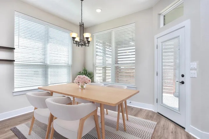 VIRTUALLY STAGED -Dining