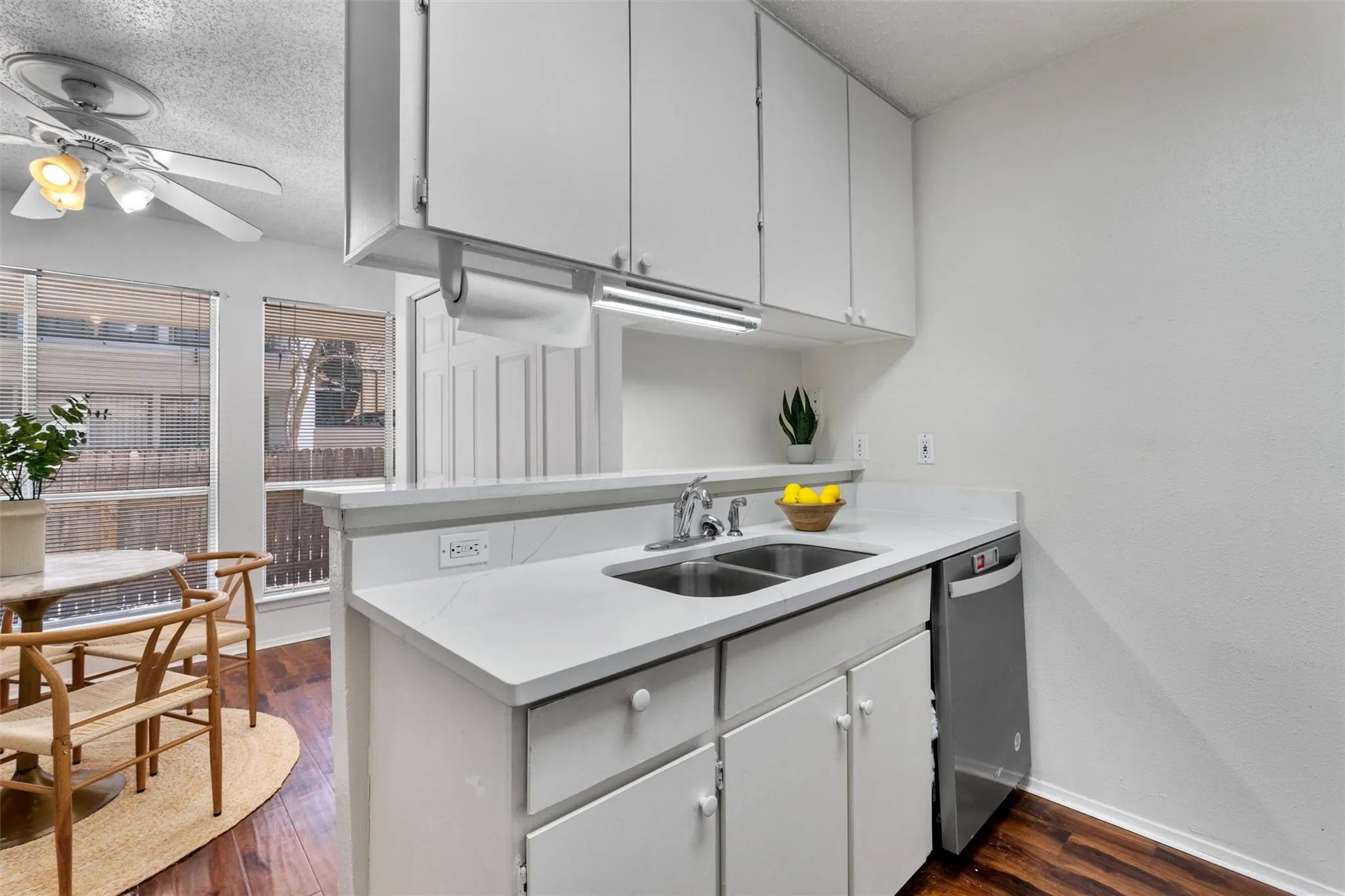 Photo 4 of 6910 HART LN #203