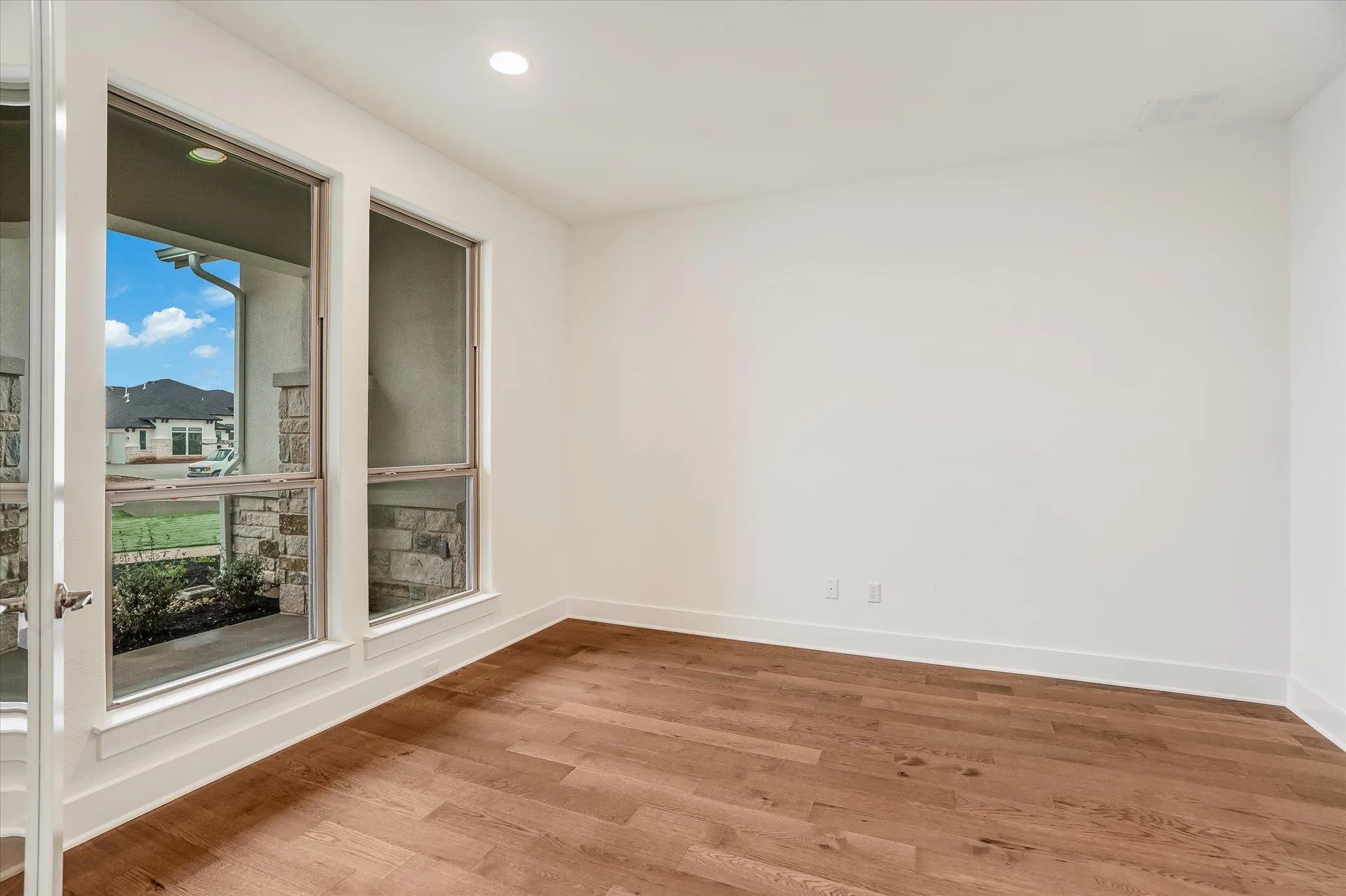 Photo 4 of 2869 HONEYWOOD DR