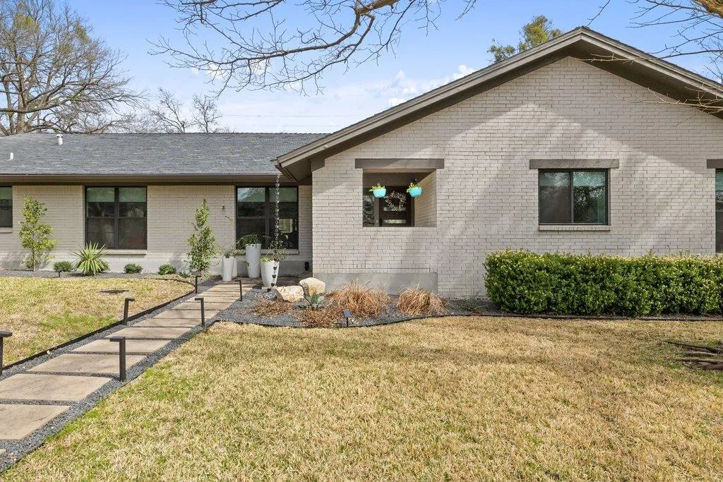 Photo 3 of 9421 SPRING HOLLOW DR