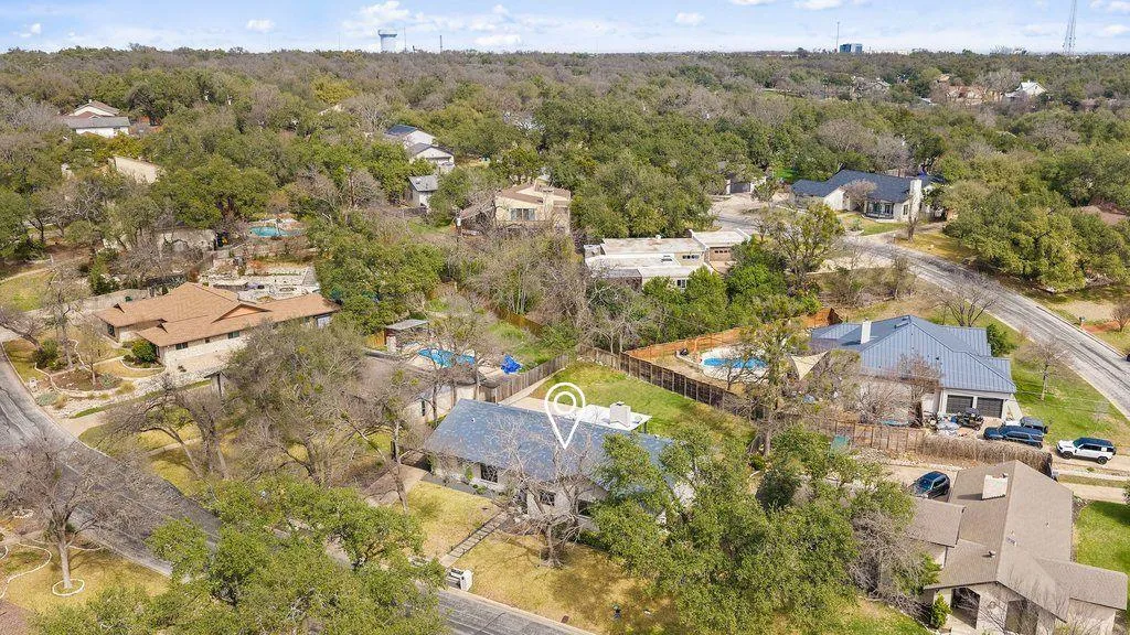 Photo of 9421 SPRING HOLLOW DR, Austin, TX, 78750