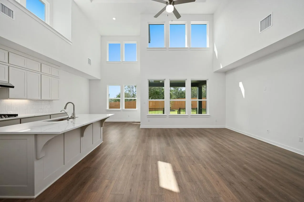 Photo 5 of 305 LUTTRELL LN