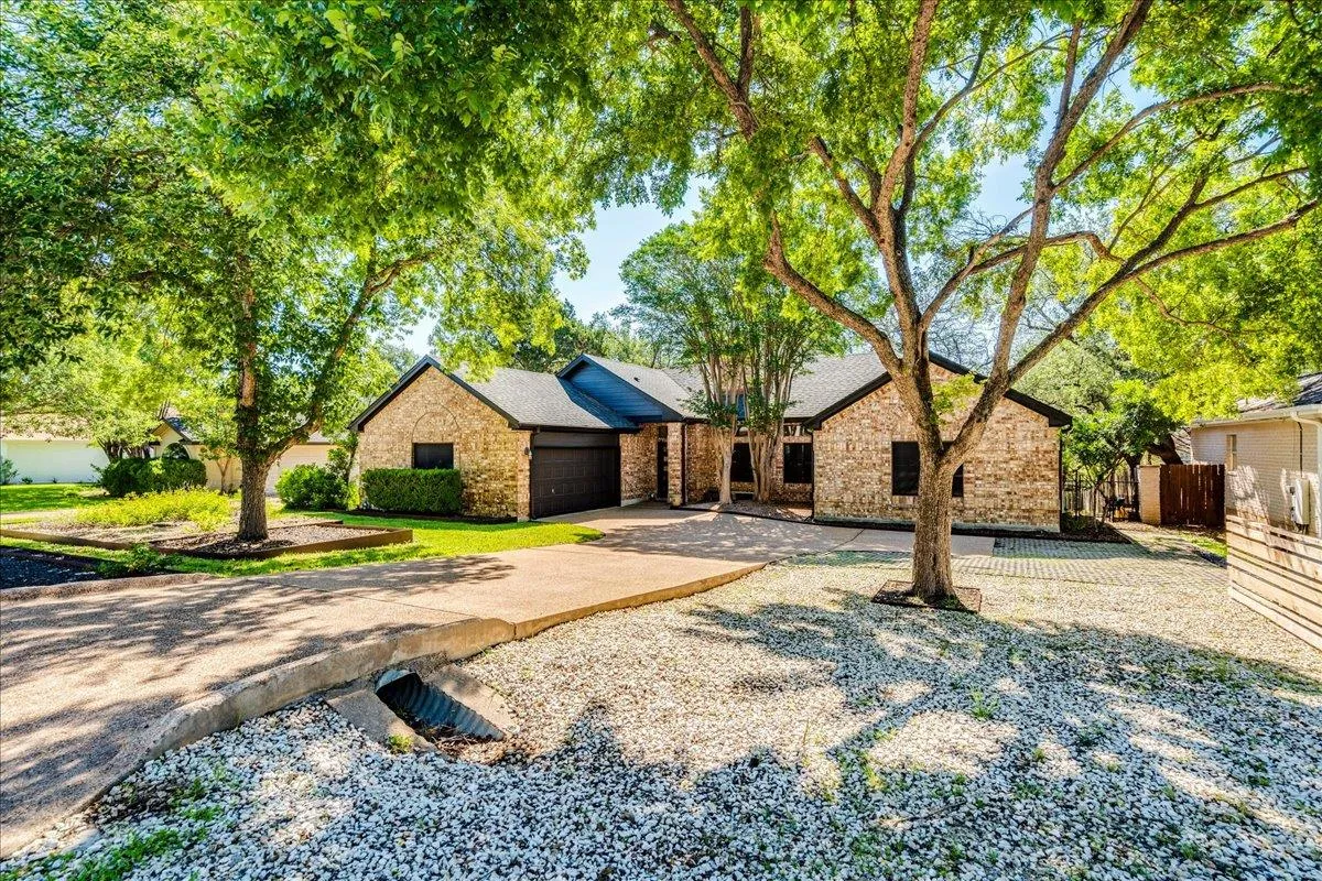 Photo of 107 COPPERLEAF RD, Lakeway, TX, 78734