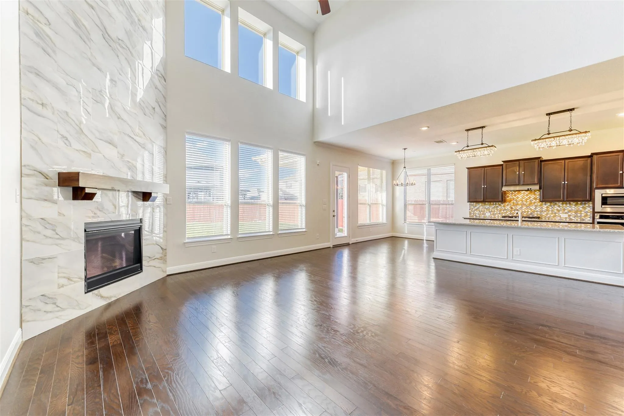 Photo 3 of 20528 WOODVINE AVE