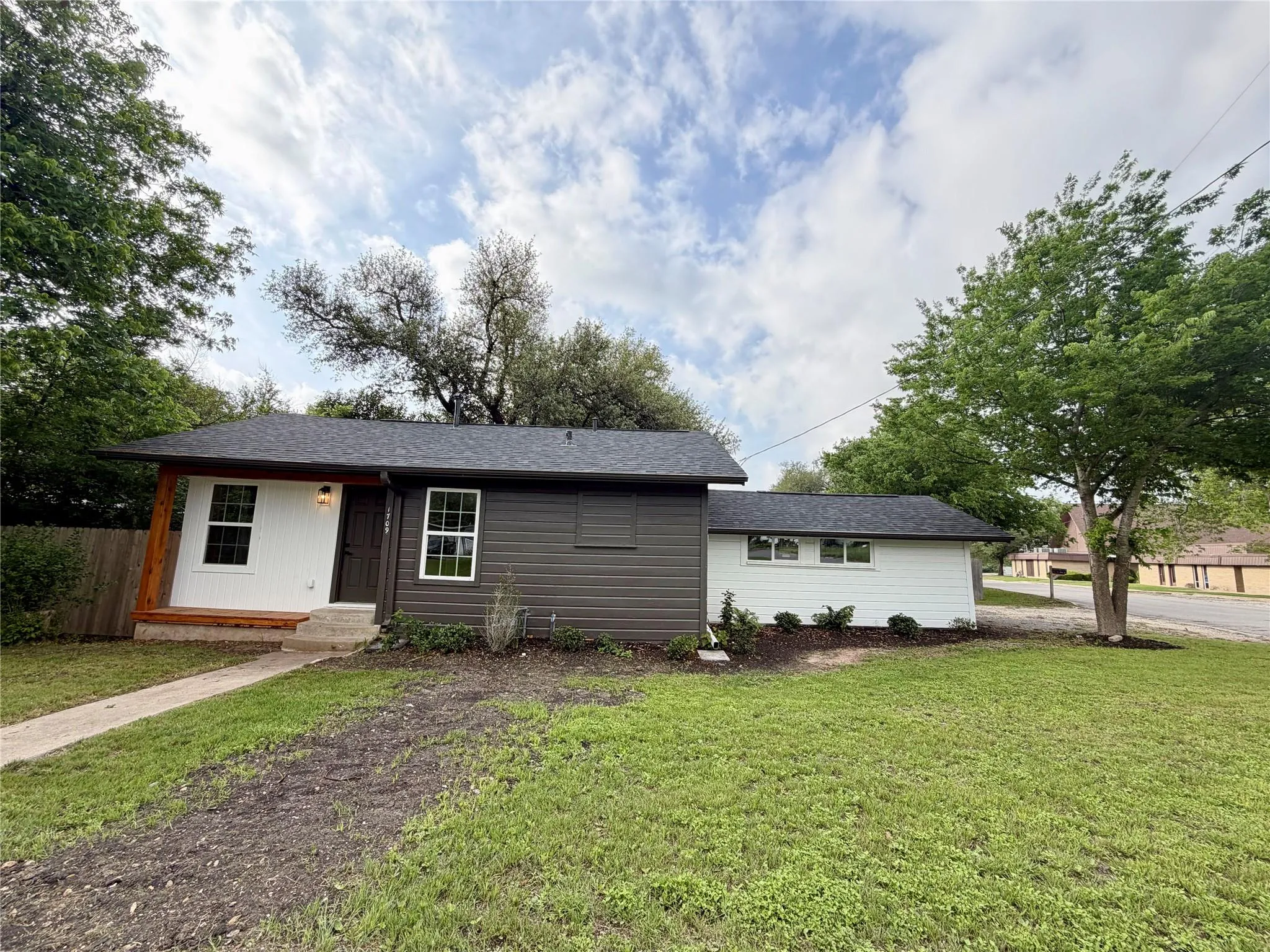 Photo 4 of 1709 CECELIA ST