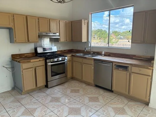 Photo 3 of 16507 EDGEMERE DR