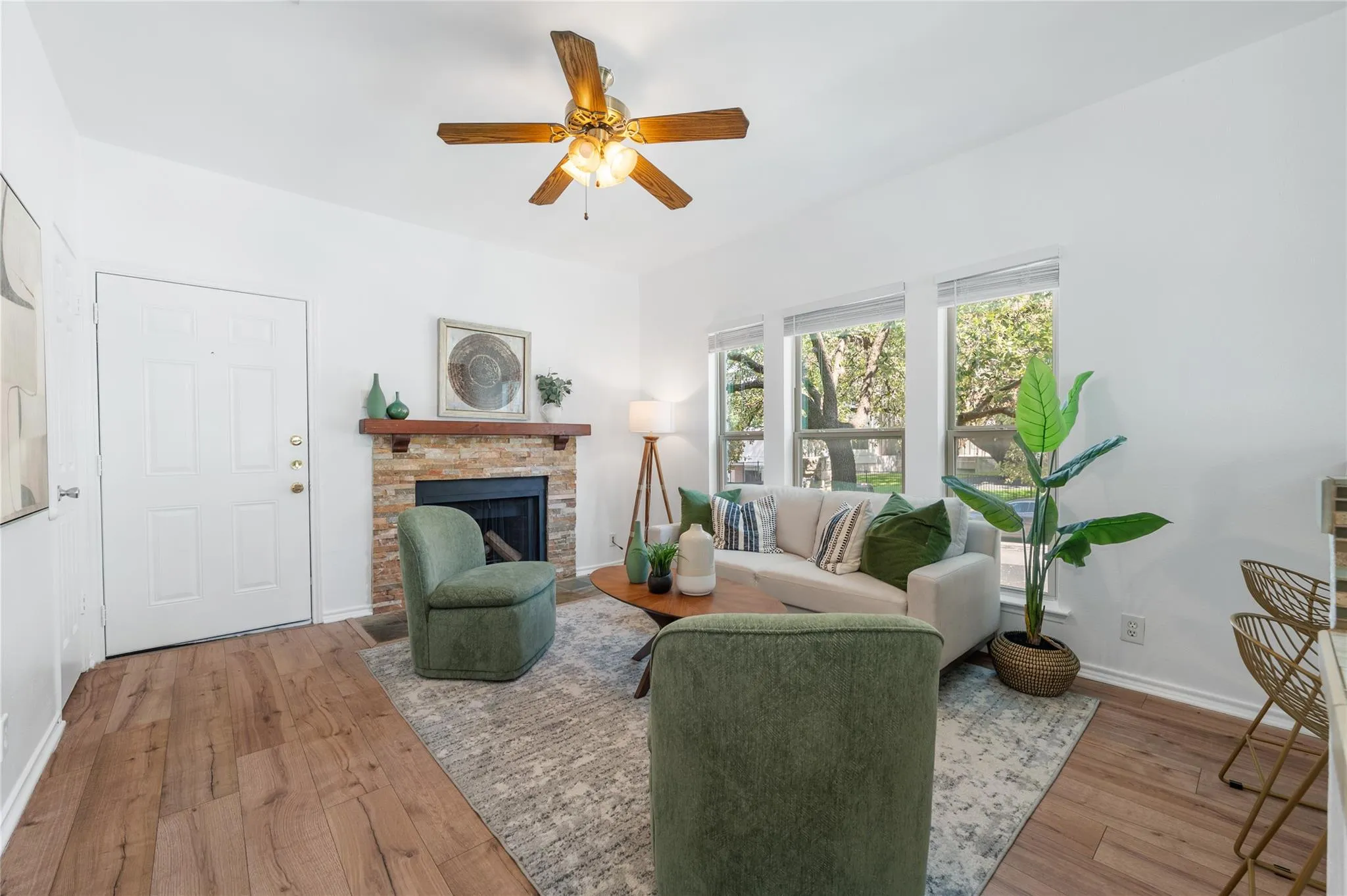 Photo 4 of 2414 LONGVIEW ST #101
