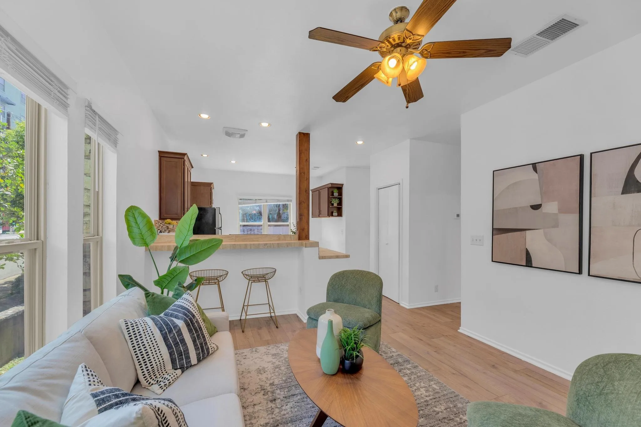 Photo 3 of 2414 LONGVIEW ST #101