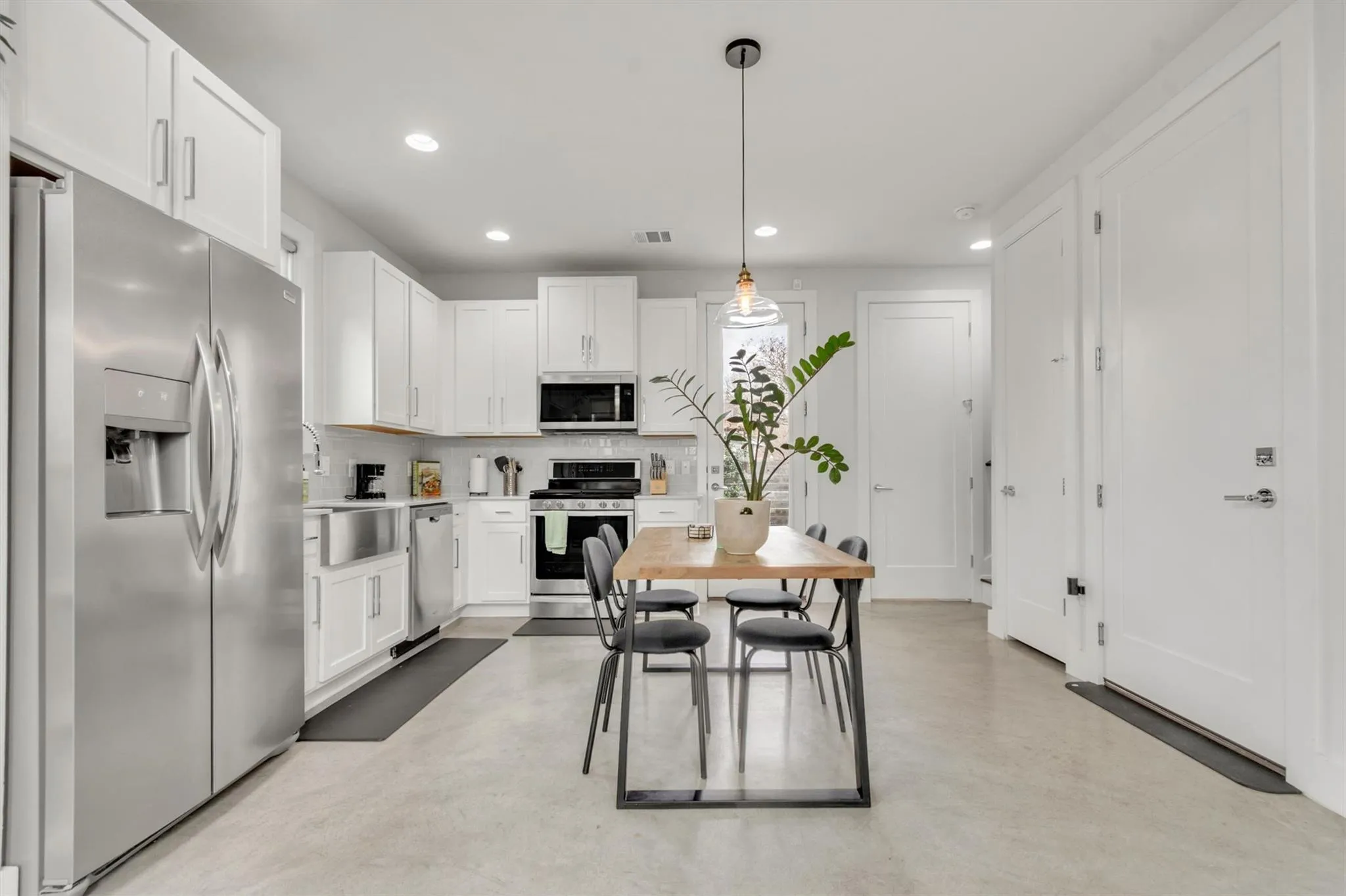 Photo 3 of 2706 ZARAGOSA ST #2