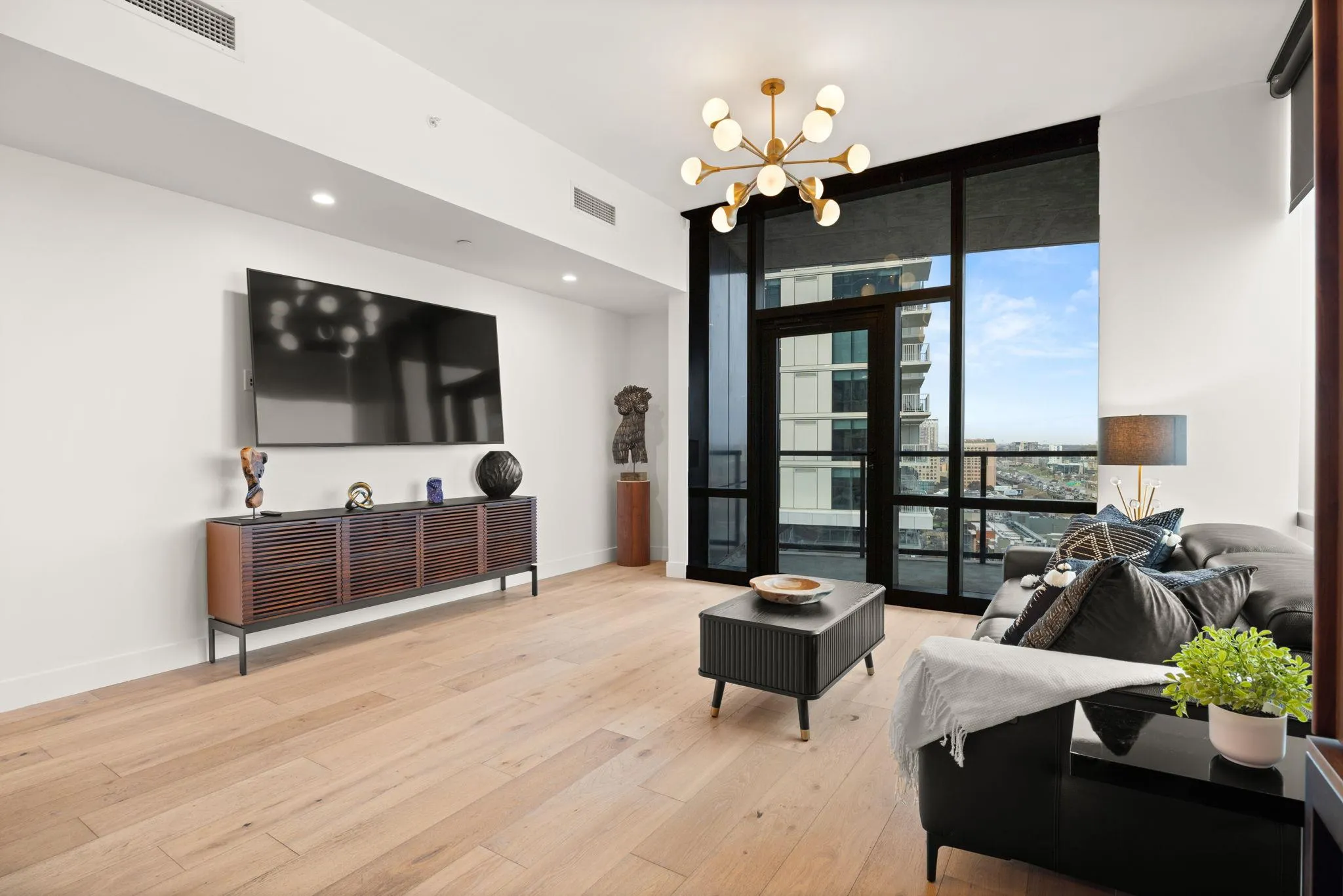 Photo 5 of 70 RAINEY ST #1509