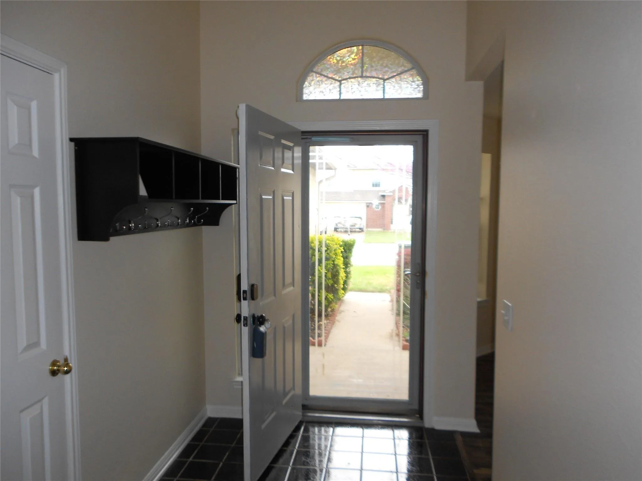 Photo 3 of 701 LOS ROBLES RD