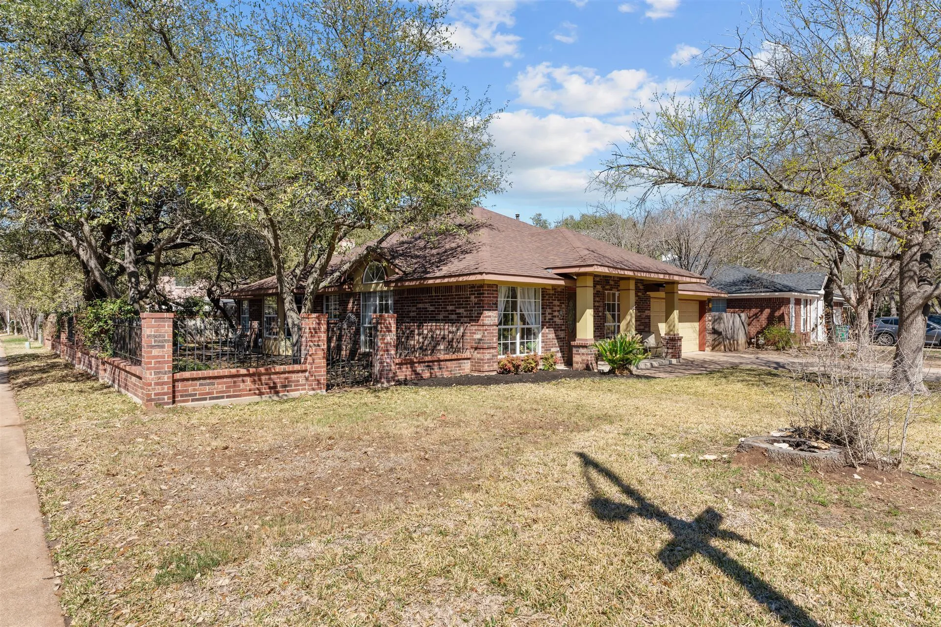 Photo 2 of 1211 SUGARBERRY DR