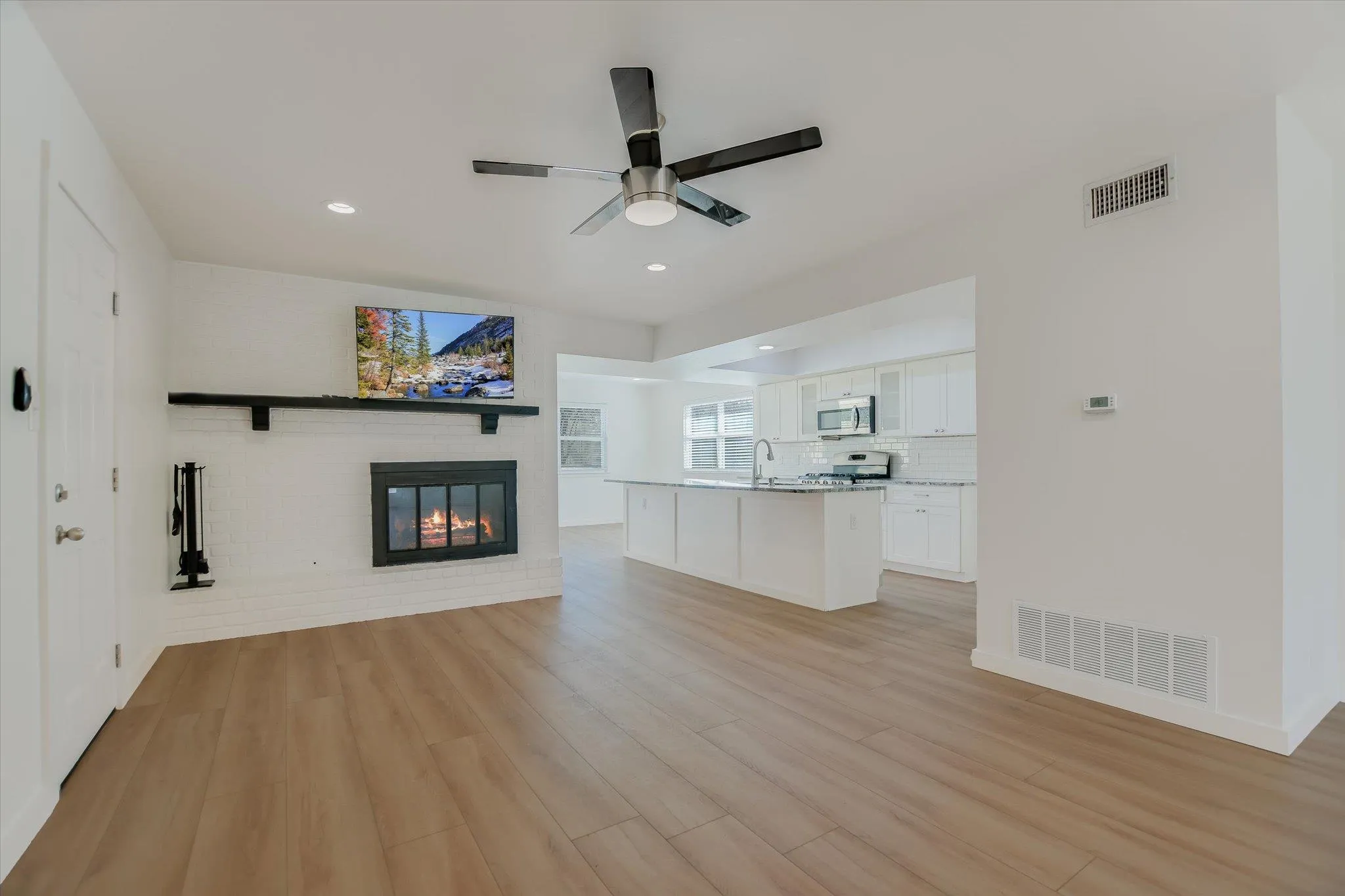 Photo 5 of 7301 MARYWOOD CIR