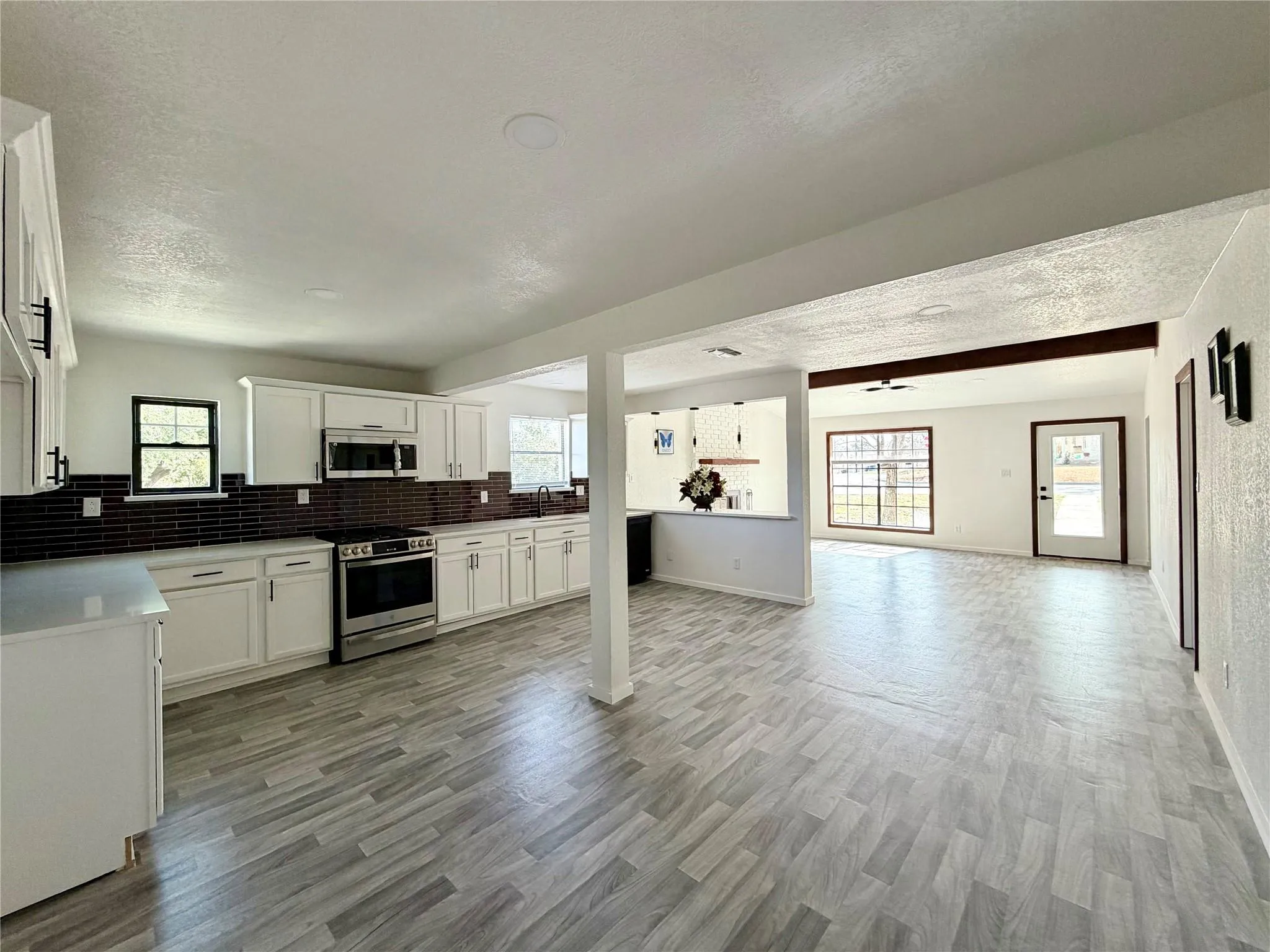 Photo 4 of 1504 PARKVIEW LN