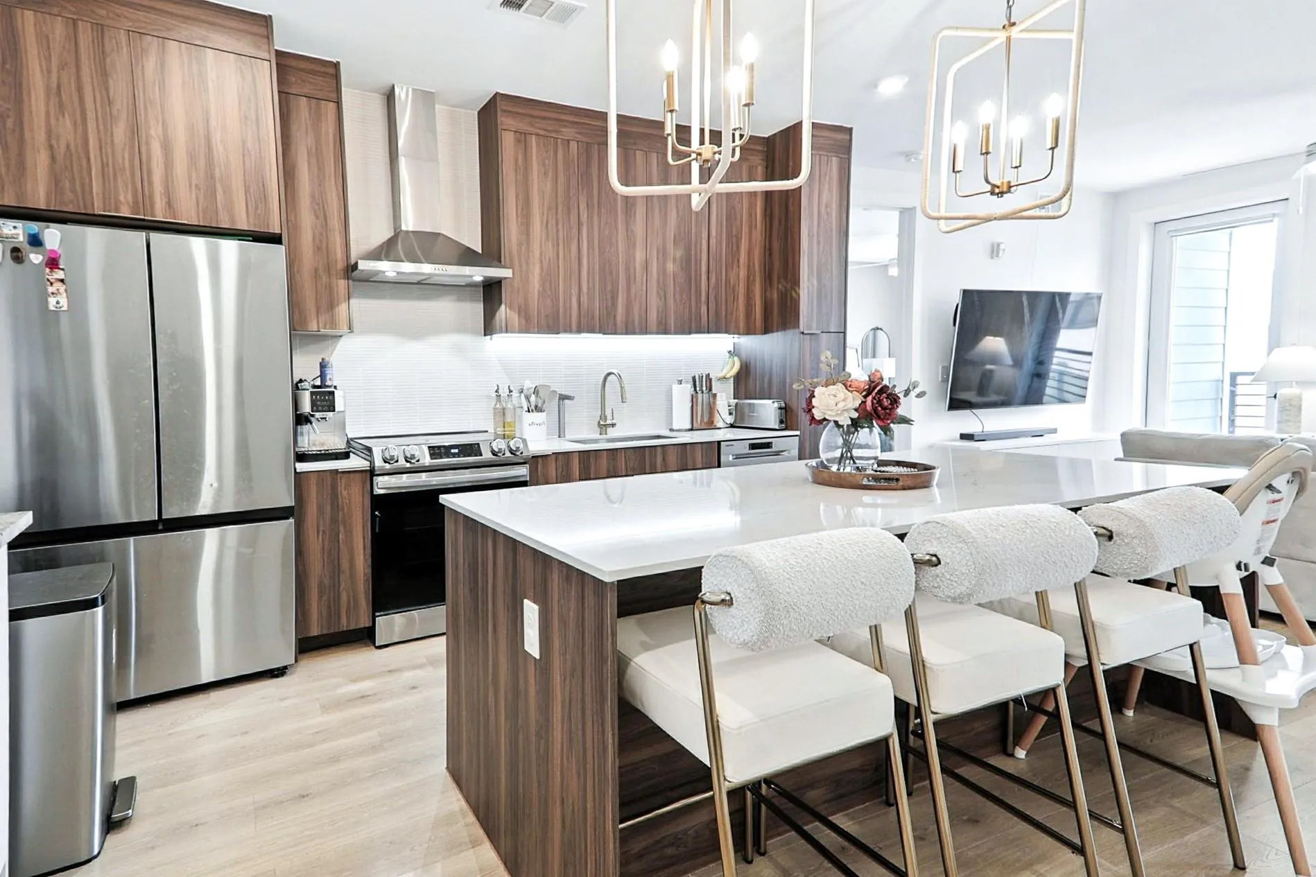 Photo 3 of 1701 SIMOND AVE #639