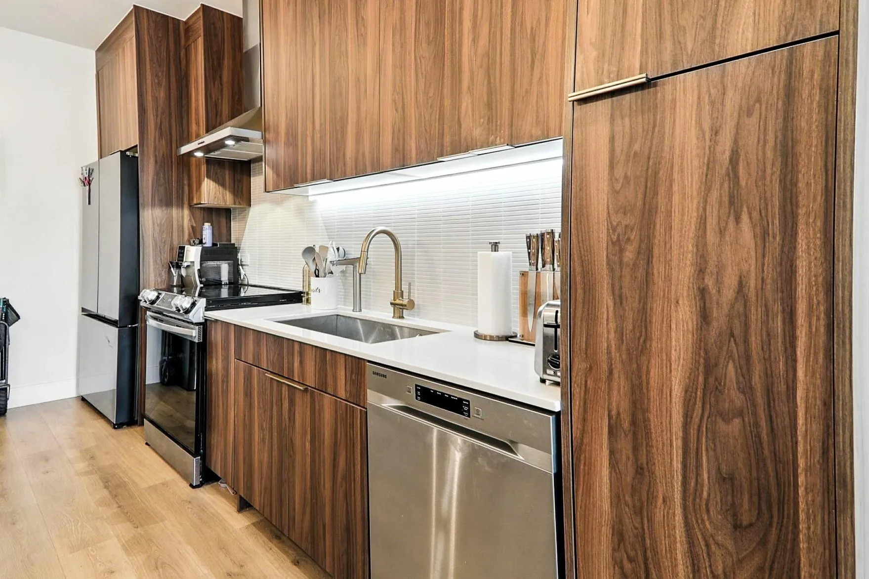 Photo 4 of 1701 SIMOND AVE #639