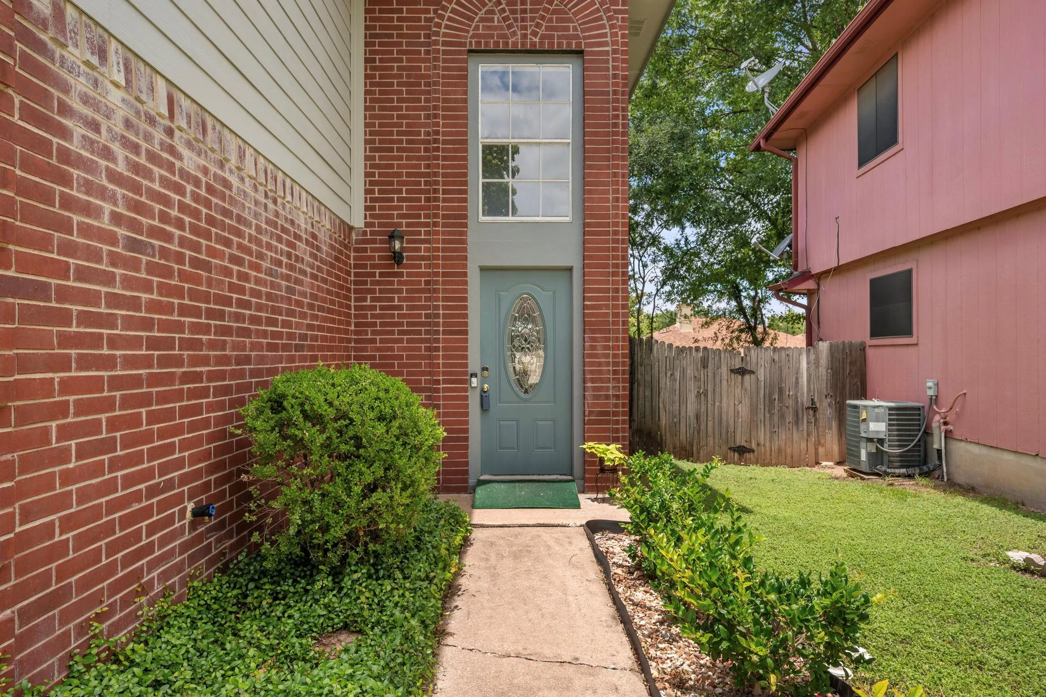 Photo 2 of 13812 LOTHIAN DR