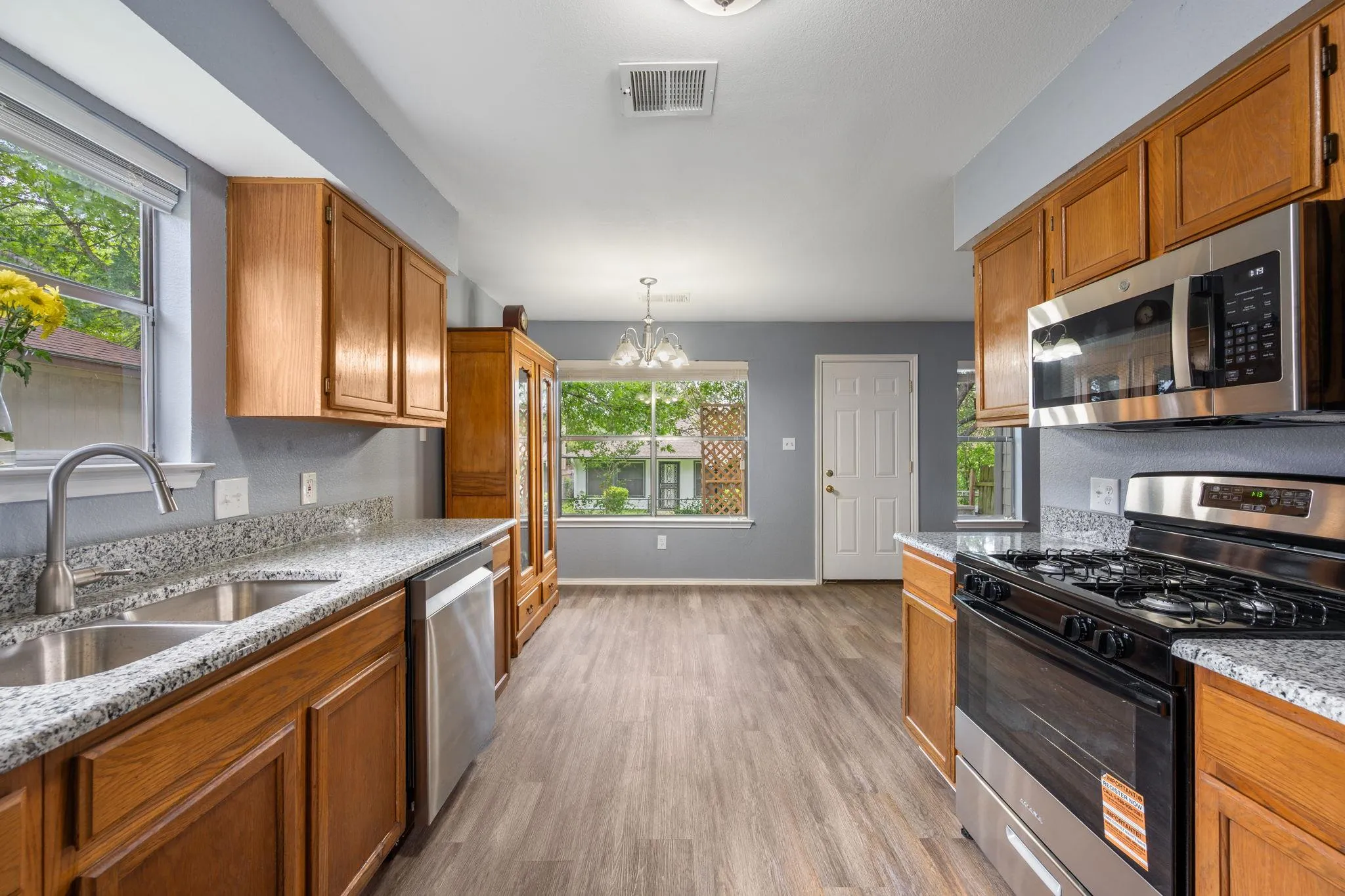 Photo 4 of 13812 LOTHIAN DR