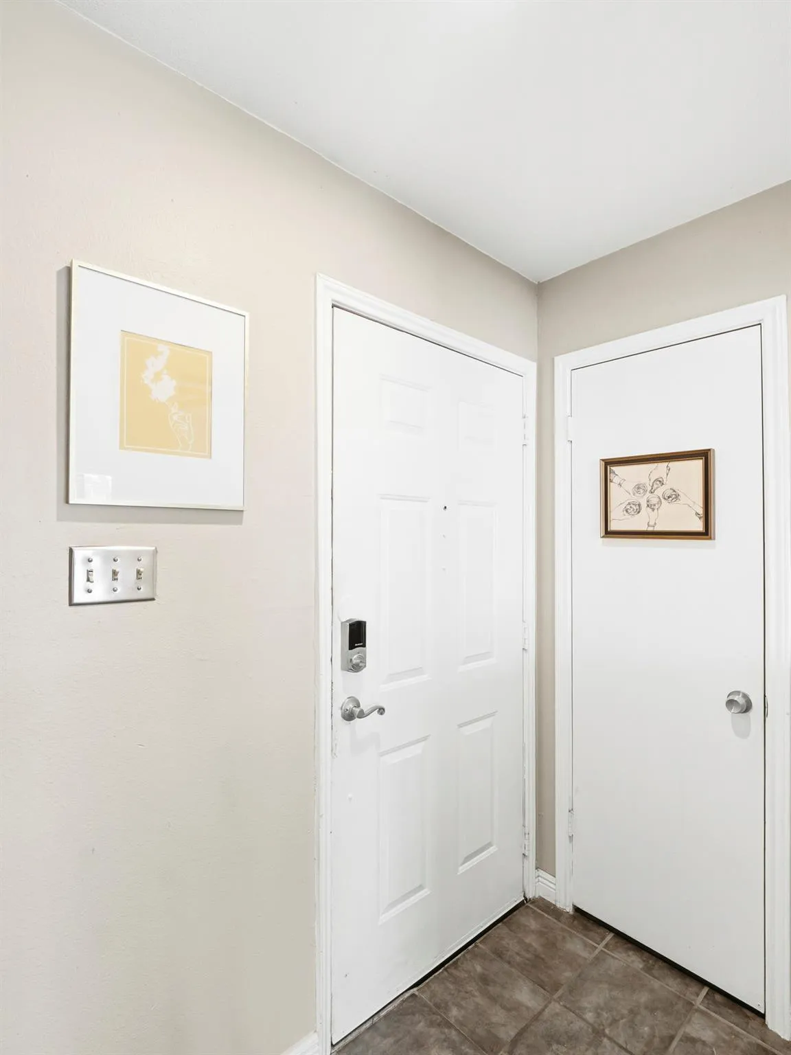 Photo 3 of 512 EBERHART LN #204