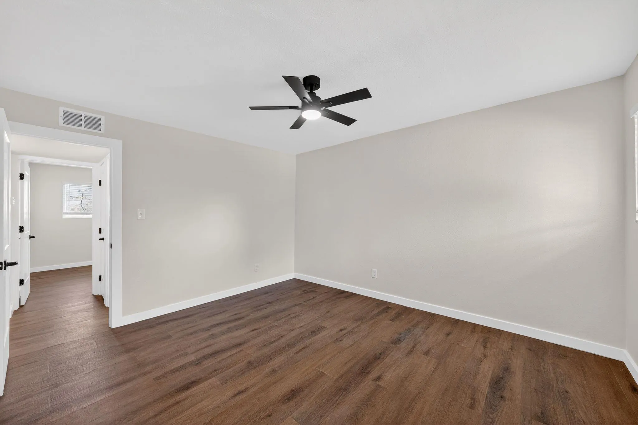 Photo 5 of 1402 SOUTHPORT DR