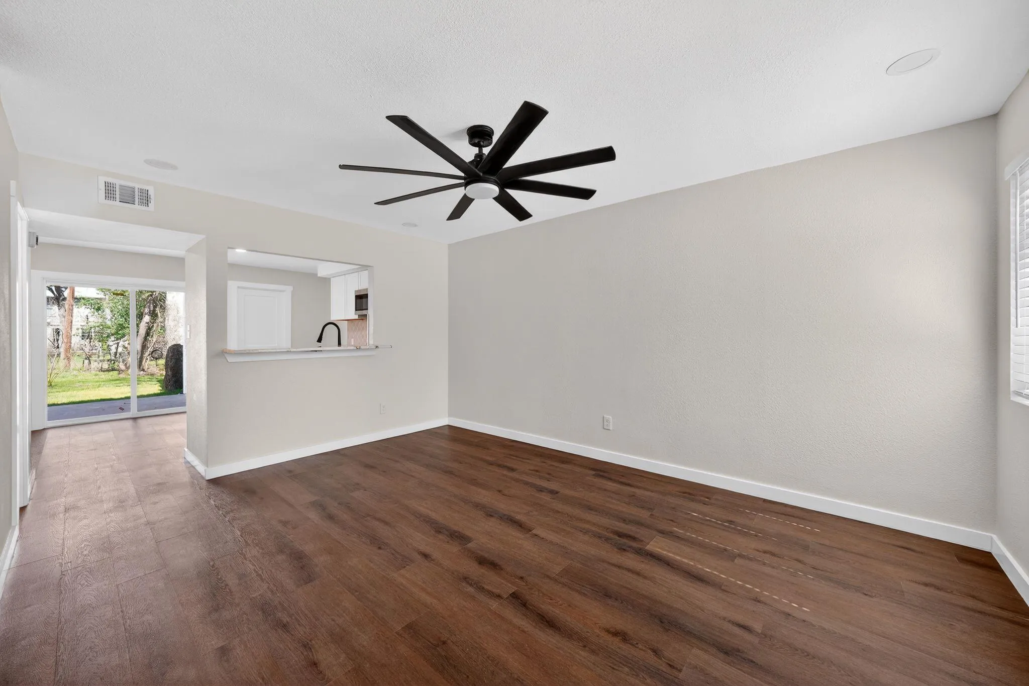 Photo 4 of 1402 SOUTHPORT DR