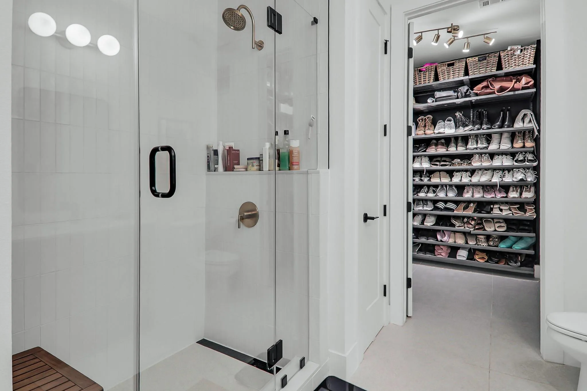 Photo 5 of 1701 SIMOND AVE #304