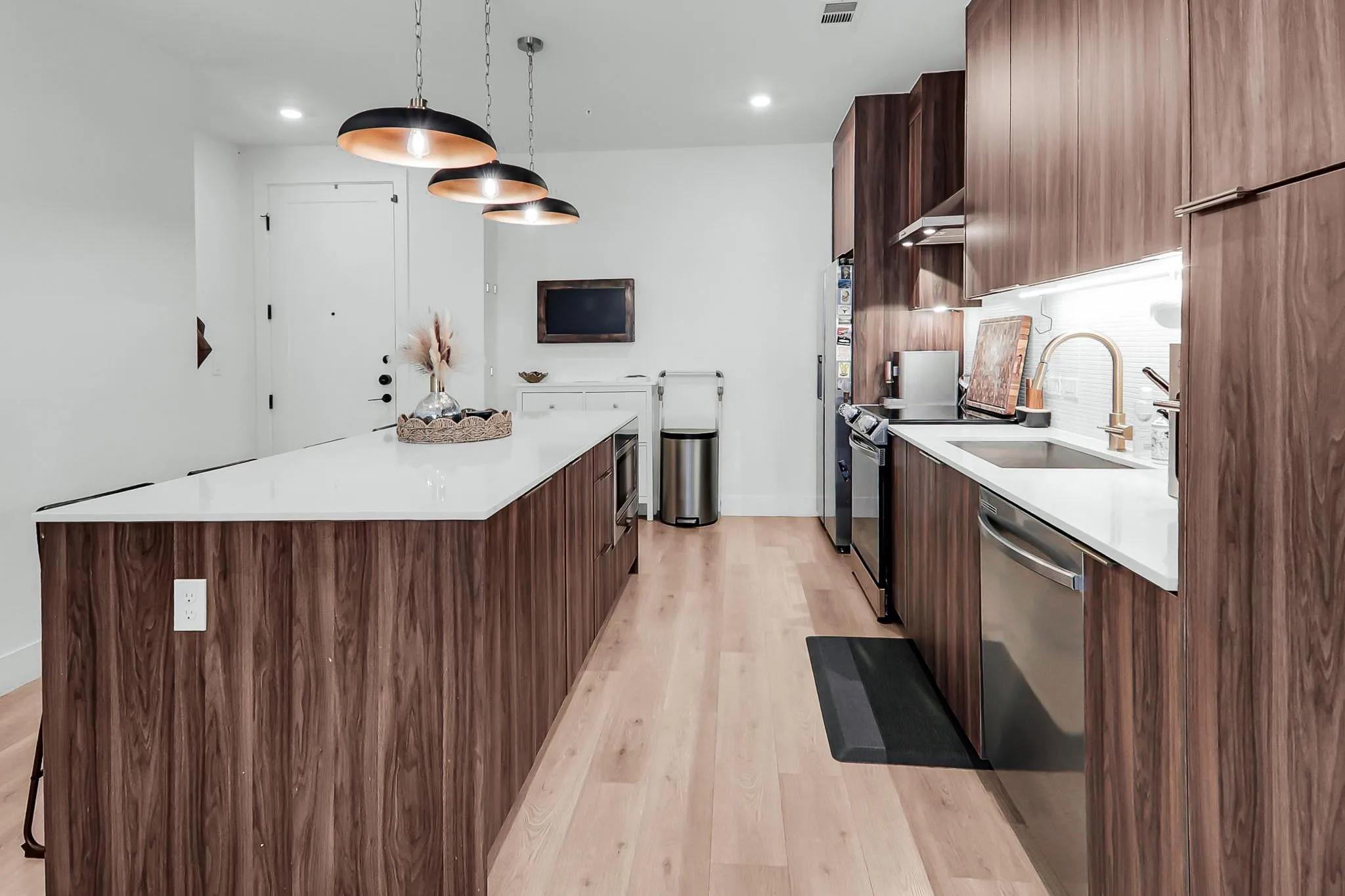 Photo 3 of 1701 SIMOND AVE #304