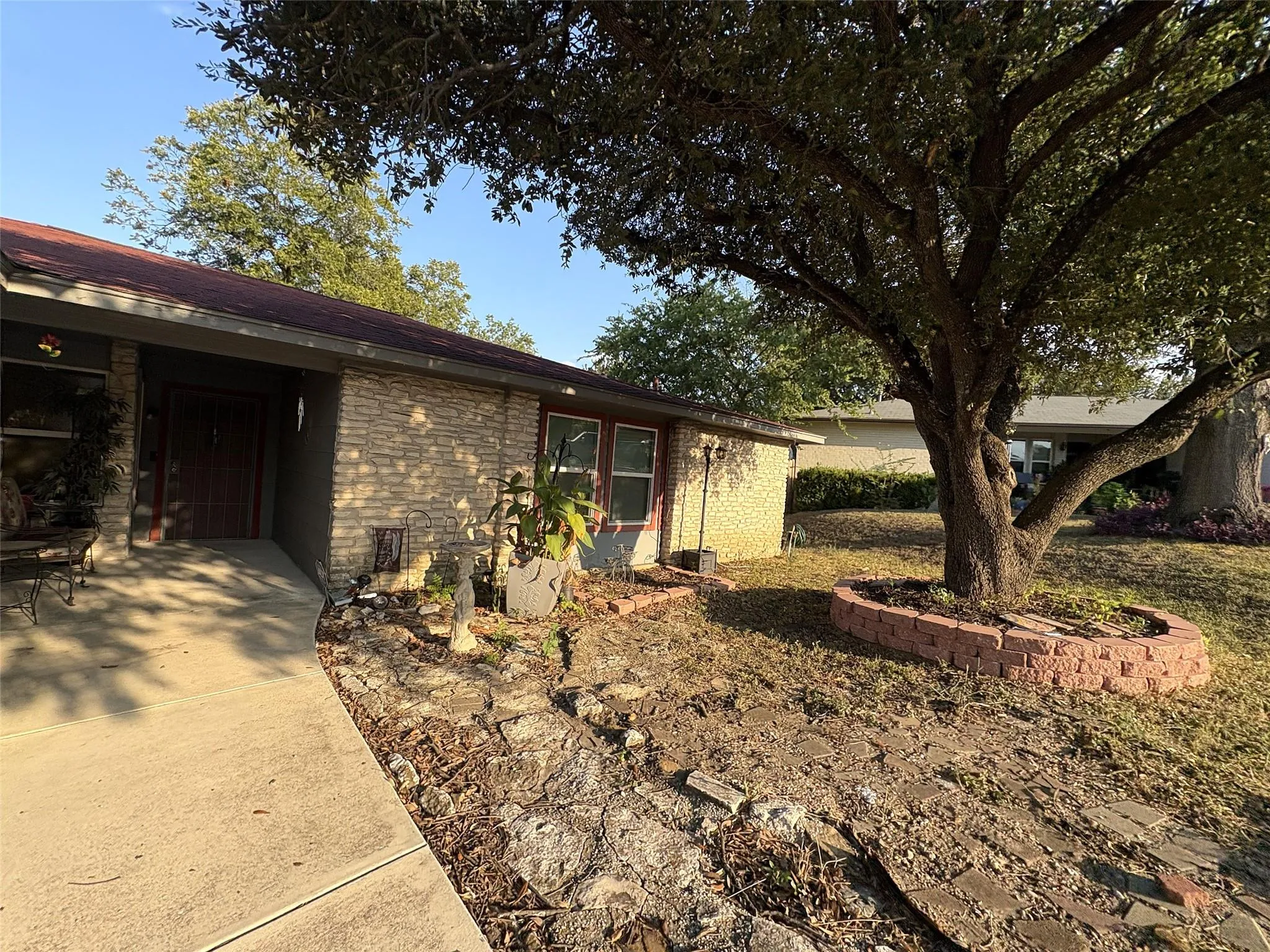 Photo 2 of 1006 WISTERIA CIR