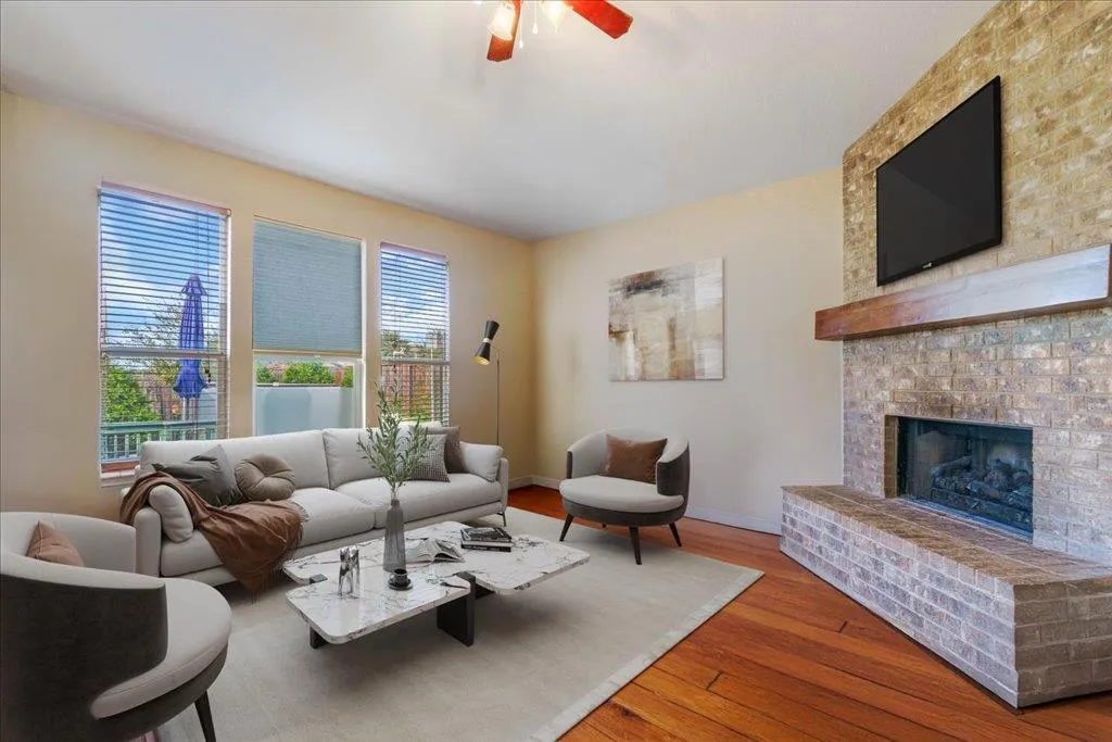 Photo 5 of 324 BLOOMSBURY DR