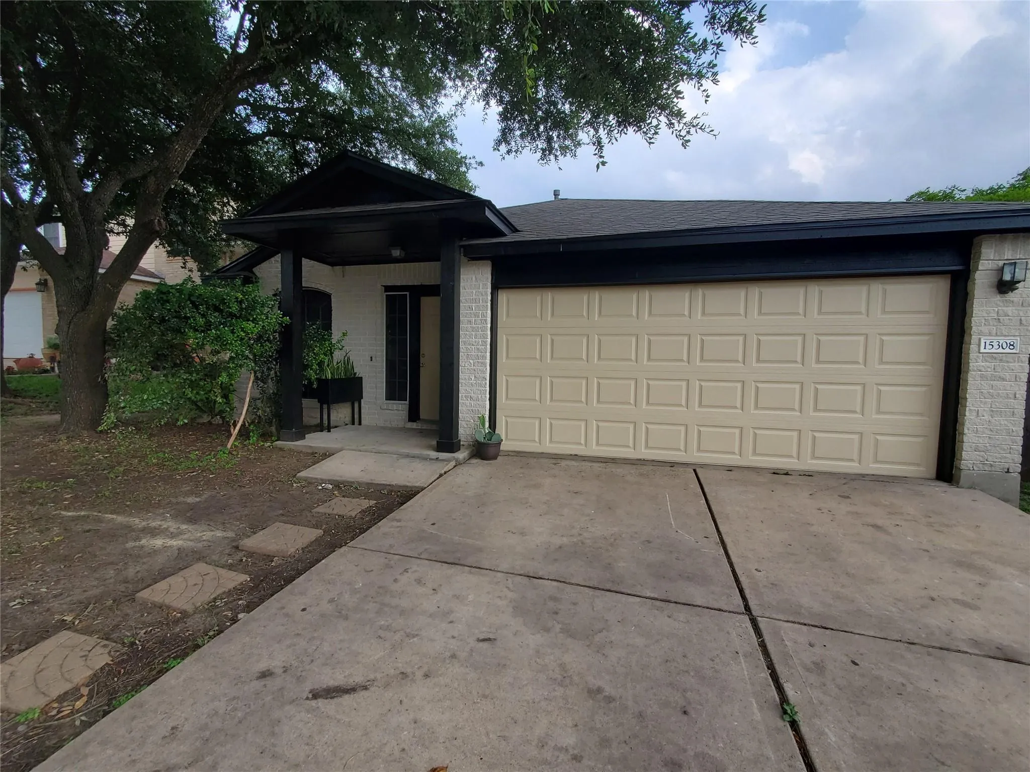 Photo 2 of 15308 SARAHS CREEK DR