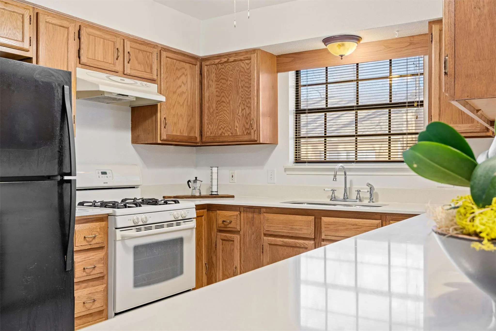 Photo 4 of 2301 LAWNMONT AVE #1