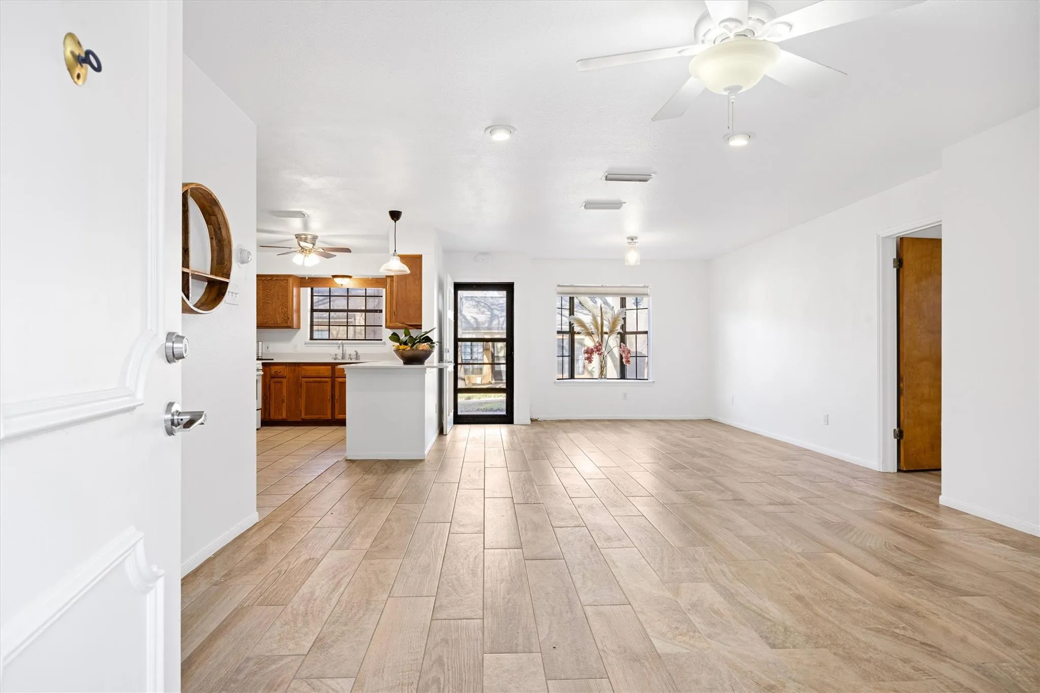 Photo 2 of 2301 LAWNMONT AVE #1