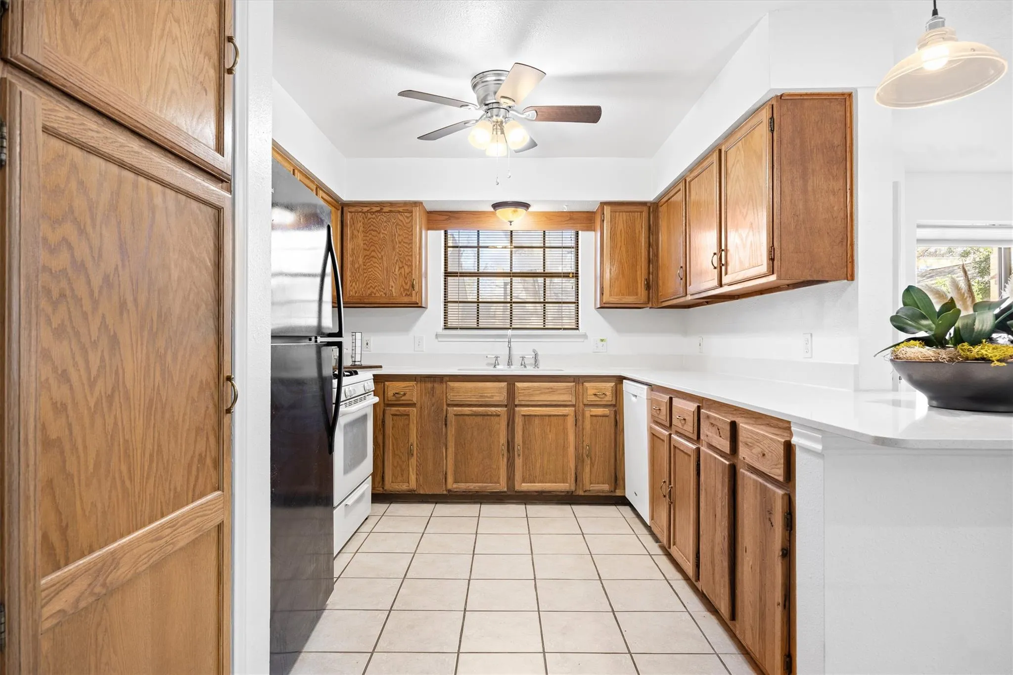 Photo 5 of 2301 LAWNMONT AVE #1