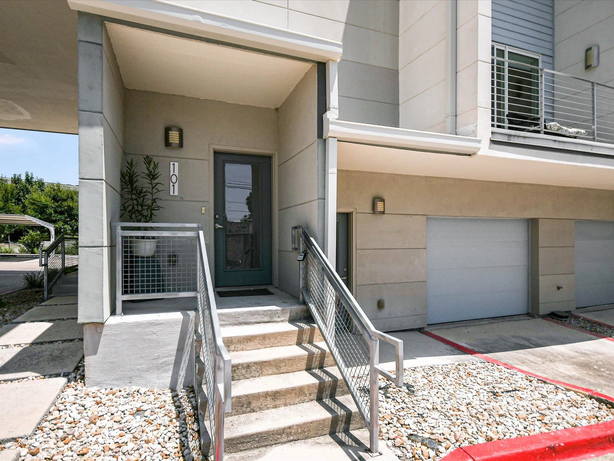 Photo 5 of 604 N BLUFF DR #101
