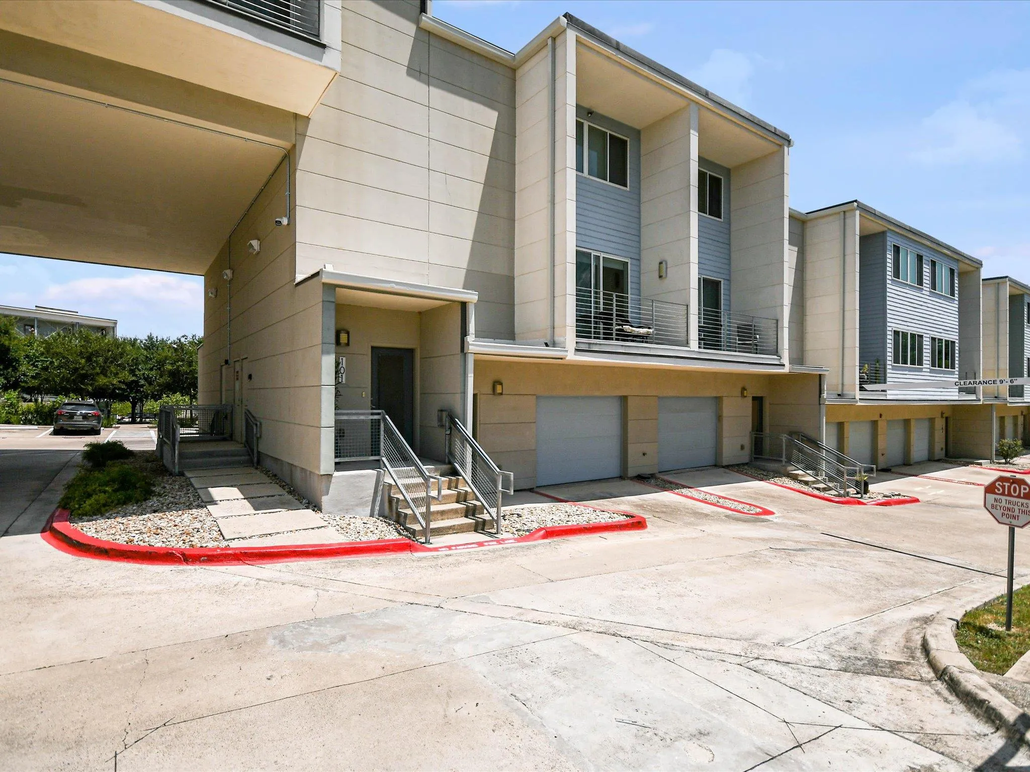 Photo 4 of 604 N BLUFF DR #101