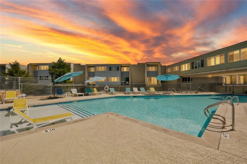 Photo 3 of 604 N BLUFF DR #101