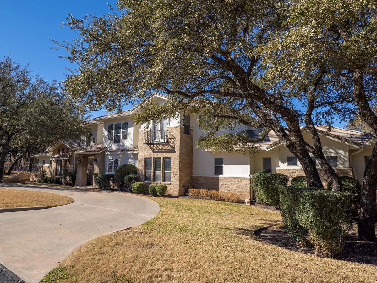 Photo of 14 AUTUMN OAKS DR, The Hills, TX, 78738