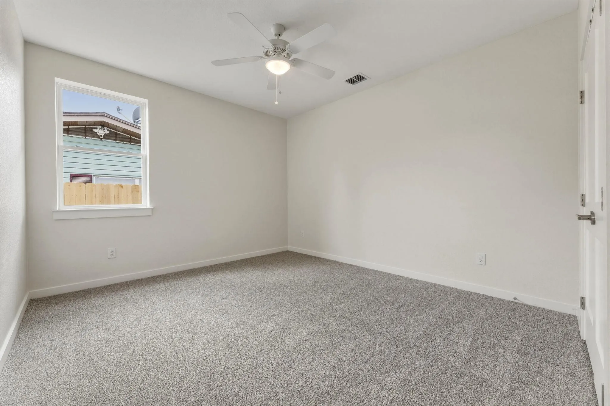 Photo 5 of 1412 KENT ST
