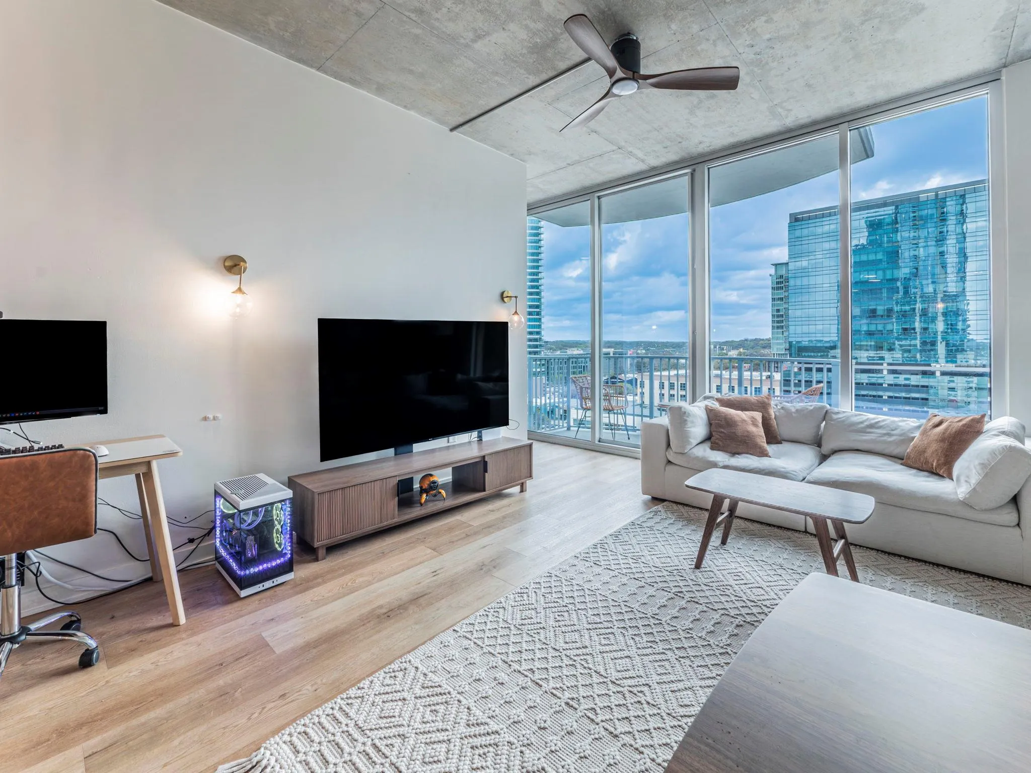 Photo 2 of 360 NUECES ST #1018