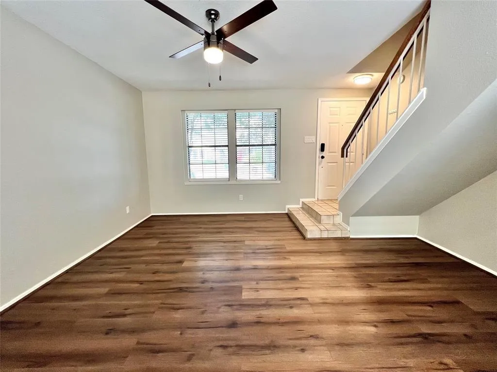 Photo 5 of 11901 SWEARINGEN DR #32