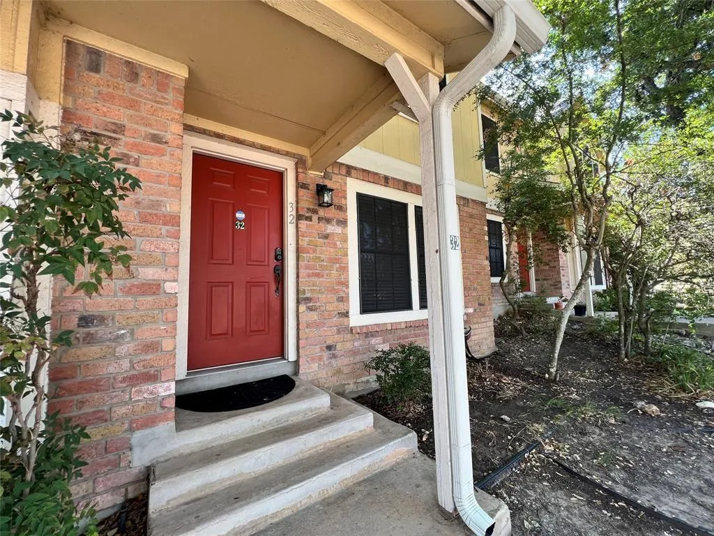 Photo 2 of 11901 SWEARINGEN DR #32