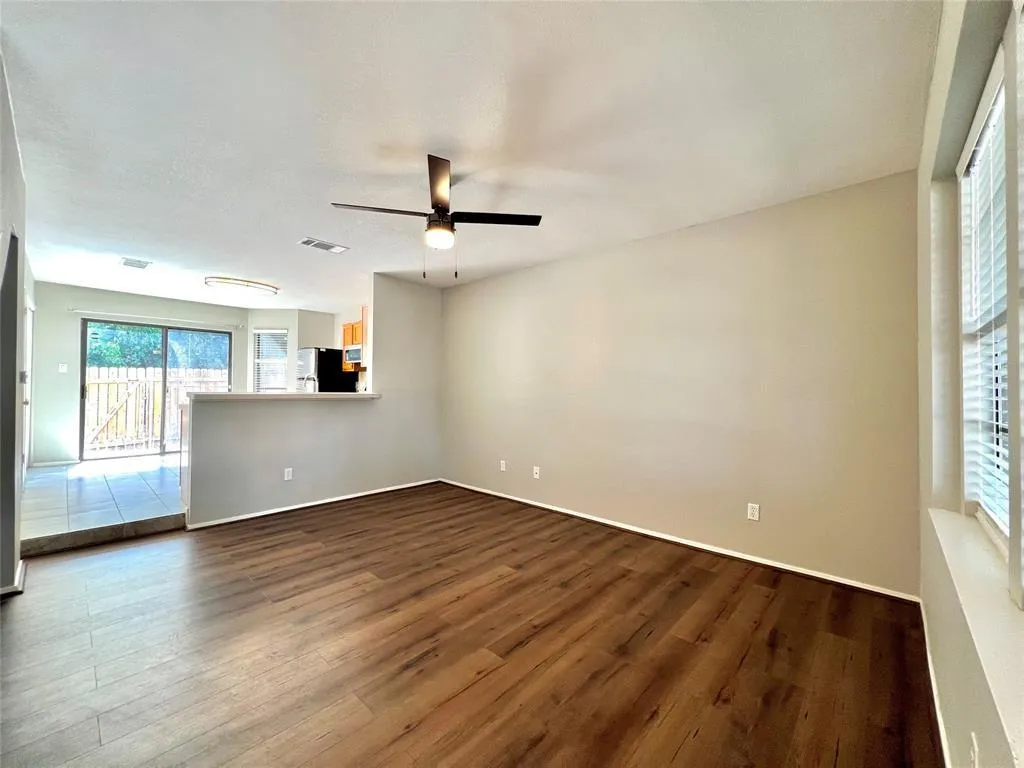 Photo 3 of 11901 SWEARINGEN DR #32