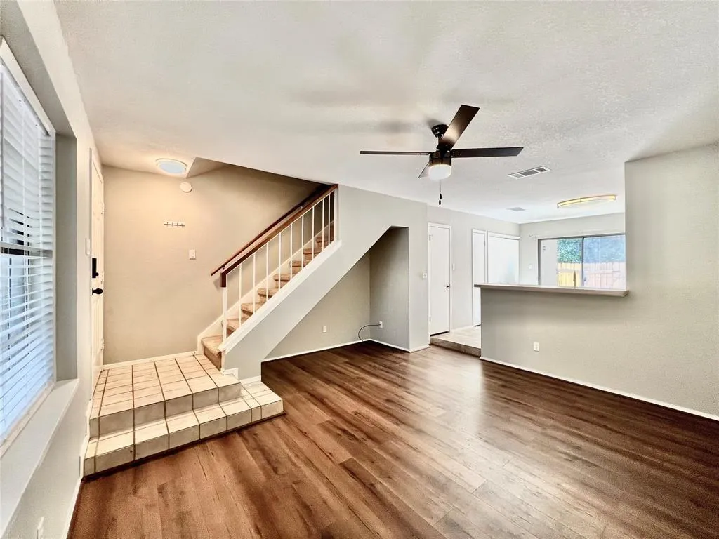 Photo 4 of 11901 SWEARINGEN DR #32