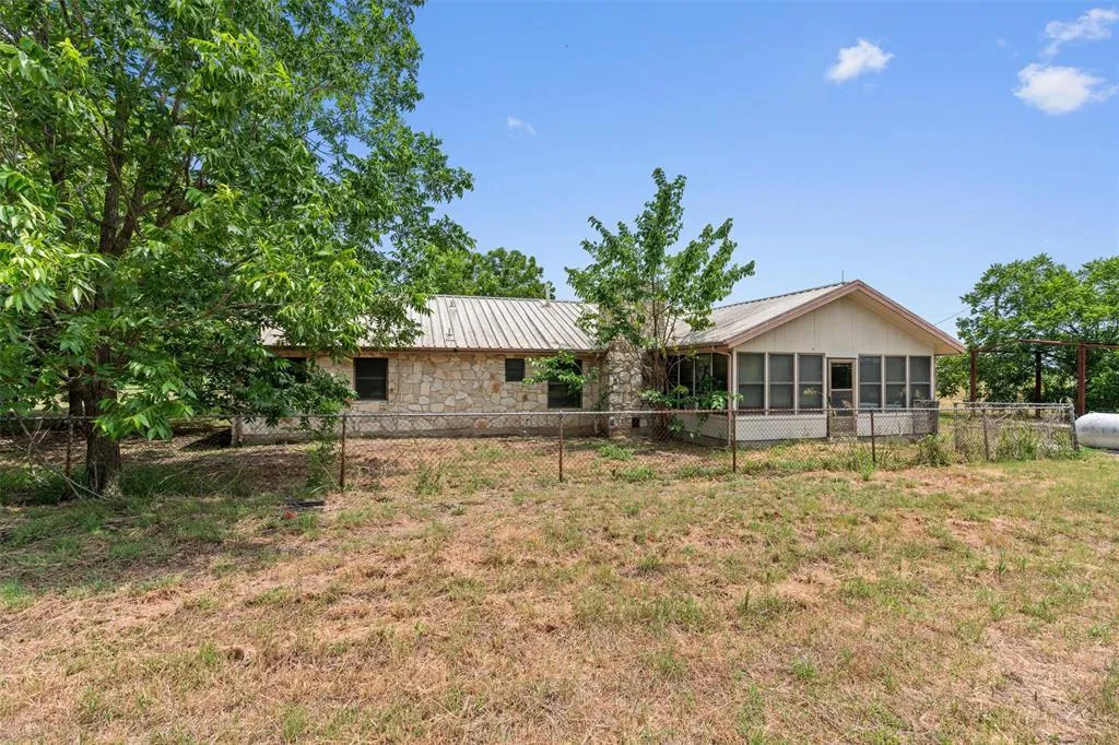 Photo 4 of 3809 KELLY LN