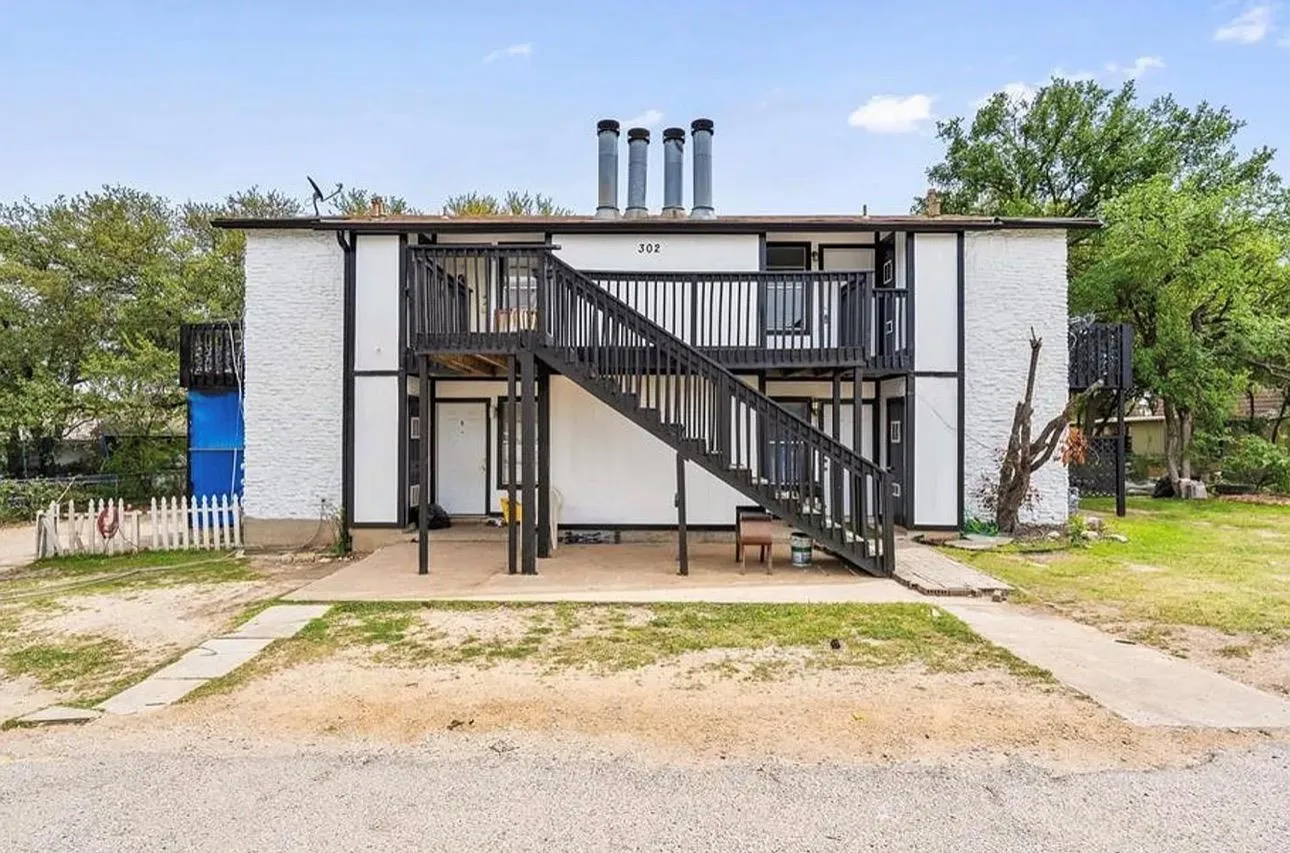 Photo 2 of 302 HEDGEWOOD DR