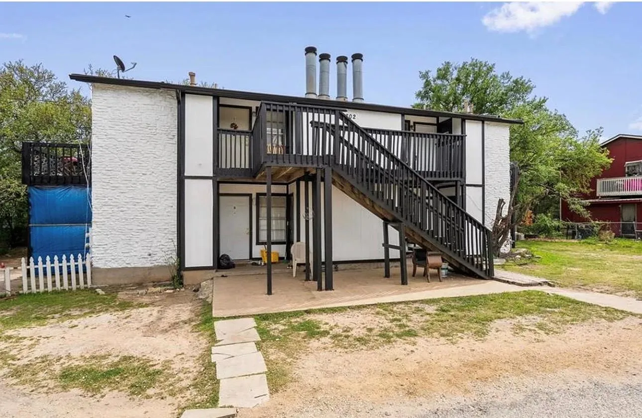 Photo 3 of 302 HEDGEWOOD DR